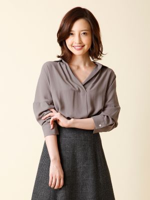 ＜I．T．'S．international(イッツインターナショナル)＞ スキッパーネックドッキングカットソー(1074190017) カーキ 【三越・伊勢丹/公式】