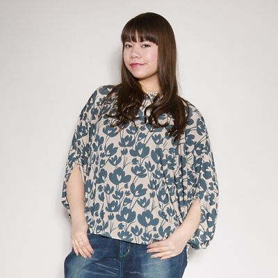 【SALE（伊勢丹）】＜VARAL DE MODA+＞ 大きいサイズ ビッグフラワープリントモモンガプルオーバー(V71-2011)(クローバー) ベージュ(20) 【三越・伊勢丹/公式】