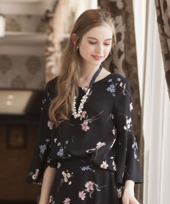 ＜ローズティアラ＞ 【セットアップ対応商品】リリーフラワーブーケプリントブラウス クロ 【三越・伊勢丹/公式】