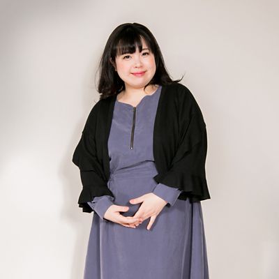 ＜VARAL DE MODA+＞ 大きいサイズ フリルスリーブニットボレロ(V72-1005)(クローバープラス) ブラック(90) 【三越・伊勢丹/公式】