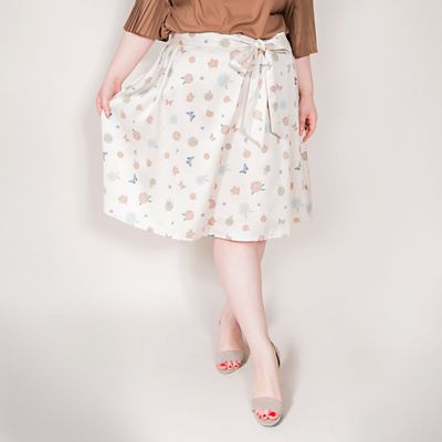 ＜VARAL DE MODA+＞ 大きいサイズ フラワープリントサテンスカート(V72-1007)(クローバープラス) ベージュ(20) 【三越・伊勢丹/公式】