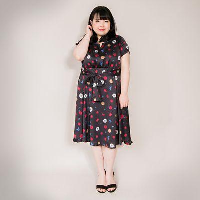 ＜VARAL DE MODA+＞ 大きいサイズ フラワープリントサテンワンピース(V72-1009)(クローバープラス) ブラック(90) 【三越・伊勢丹/公式】