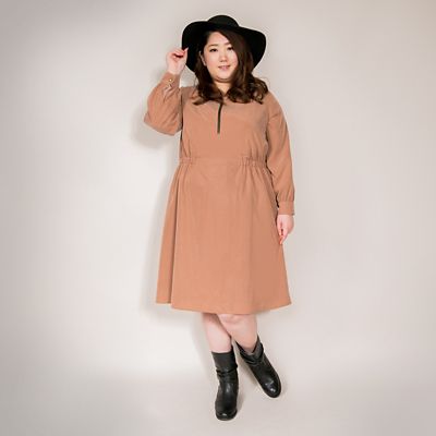 ＜VARAL DE MODA+＞ 大きいサイズ ピーチスキンジップ開きワンピース(V72-1013)(クローバー) ブラウン(40) 【三越・伊勢丹/公式】