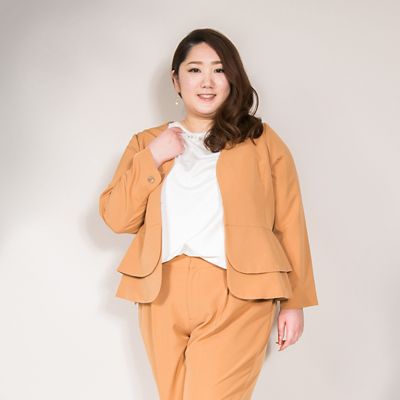 ＜VARAL DE MODA+＞ 大きいサイズ ノーカラーフリルジャケット(V72-1014)(クローバープラス) キャメル(29) 【三越・伊勢丹/公式】