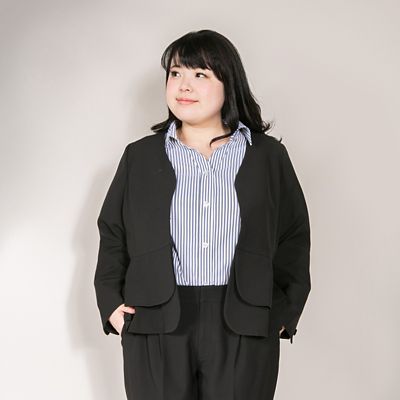 ＜VARAL DE MODA+＞ 大きいサイズ ノーカラーフリルジャケット(V72-1014)(クローバープラス) ブラック(90) 【三越・伊勢丹/公式】