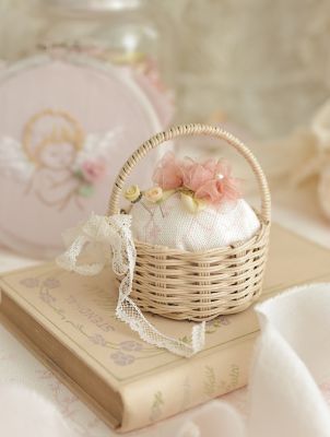 <${item.brandName}> 【三越手芸】　春の足音を、小さなカゴに閉じ込めて。～夢色の花かごピンクッション