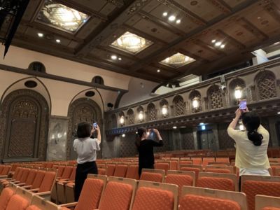 <${item.brandName}> 三越劇場見学会