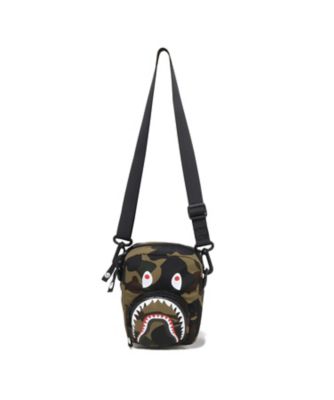 A BATHING APE(R)・BAPE(R) (Men)/アベイシングエイプ(R)・ベイプ(R) バッグ　１ＳＴ　ＣＡＭＯ　ＳＨＡＲＫ　ＭＩＮＩ　ＢＡＧ　　００１ＳＧＬ３０１０２１Ｍ