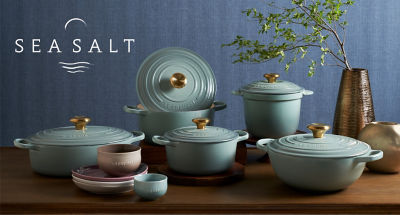 CREUSET/ル・クルーゼ LE シグニチャー ココット・オーバル・ジャポネーズ ２７ｃｍ シーソルト（ゴールドツマミ） - Solisege