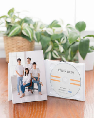 ７４９８【年明届】＜伊勢丹写真室＞家族写真撮影券（クリスタルフォトパネルＳ＋データ付）※有効期限：２０２６年６月３０日（火）【福袋】