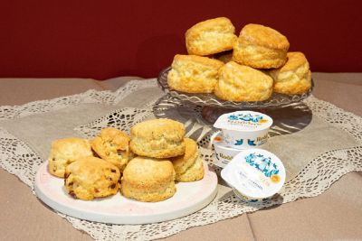 ＜英国菓子ブリティッシュプディング＞★３種類のスコーン計１２個とロダスクロテッドクリーム４個セット