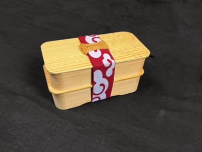 細長二段お弁当箱（大）革バンド 赤・茶 細長二段お弁当箱（大）革バンド 赤・茶／柄なし 箸箱付き｜箱屋