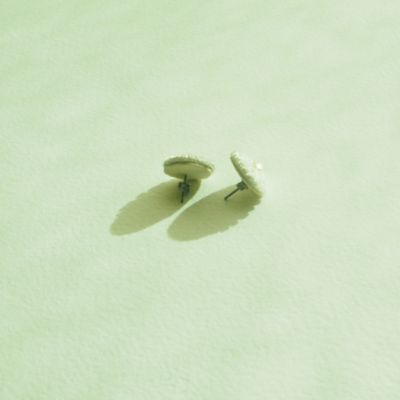 ピアス　ドゥミ　ホワイト