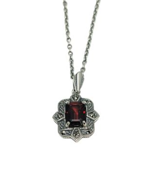 ＜三越伊勢丹/公式＞【SALE】esse/エッセ オクタゴン ストーン ガーネット ネックレス 陶磁器・彫刻【三越伊勢丹/公式】