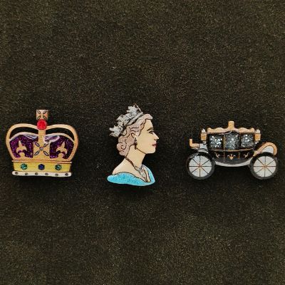 Bekbek makes/ベクベク メイクス ★ピンバッジ・セット　ロイヤルシリーズ　王冠、女王（スカイブルー）、馬車