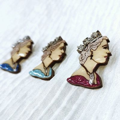 ★ピンバッジ・セット　ロイヤルシリーズ　王冠、女王（スカイブルー）、馬車、コーギー、オーブ