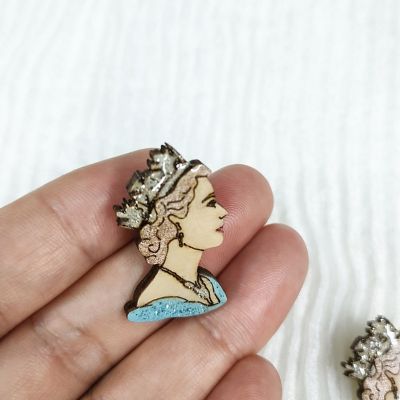 ★ピンバッジ・セット　ロイヤルシリーズ　王冠、女王（ロイヤルブルー）、馬車