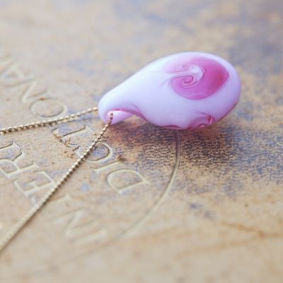 ★【産直】【Ｃｒｙｓｔａｌ】　ドロップペンダント「Ｌｏｖｅー心」１４ＫＧＦチェーン付き