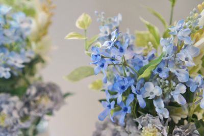 お墓用造花　淡いブルーの花束（１対）