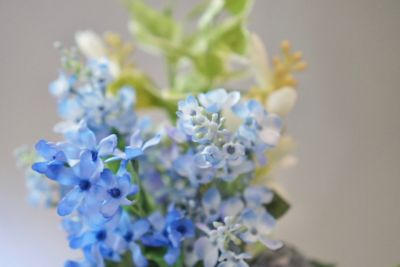 お墓用造花　淡いブルーの花束（１対）
