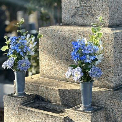 お墓用造花　淡いブルーの花束（１対）