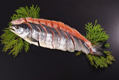 三越伊勢丹オンラインストア 25141 1.4kg 北海道産 新巻鮭姿切身(6分割真空パック) 魚介類【三越伊勢丹/公式】