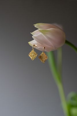 Ｋ１８ＹＧ本金糸手編みピアス｜ＨＡＫＵ
