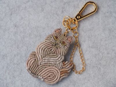 おすわり猫（グレー）の刺繍ブローチ／バッグチャーム
