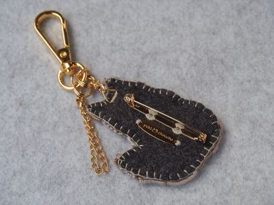 おすわり猫（グレー）の刺繍ブローチ／バッグチャーム