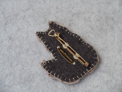 おすわり猫（グレー）の刺繍ブローチ／バッグチャーム