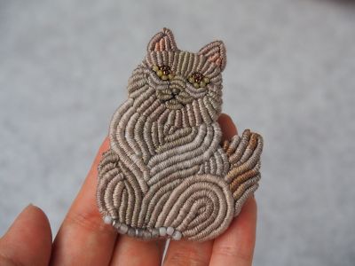 おすわり猫（グレー）の刺繍ブローチ／バッグチャーム