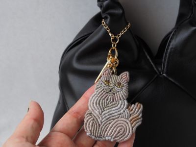 おすわり猫（グレー）の刺繍ブローチ／バッグチャーム