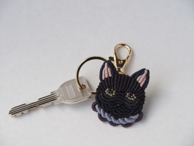 黒猫（左）のお顔刺繍ブローチ／キーリング