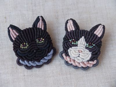 黒猫（左）のお顔刺繍ブローチ／キーリング