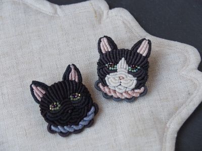 黒猫（左）のお顔刺繍ブローチ／キーリング