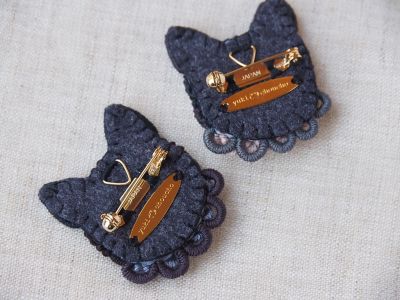 黒猫（左）のお顔刺繍ブローチ／キーリング