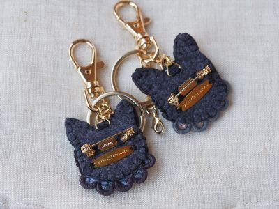 黒猫（左）のお顔刺繍ブローチ／キーリング