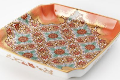金襴手更紗珊瑚色 角5号飾皿 | 深川製磁/フカガワセイジ | 三越