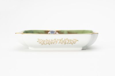 金襴手牡丹唐草ひわ色　角５号飾皿