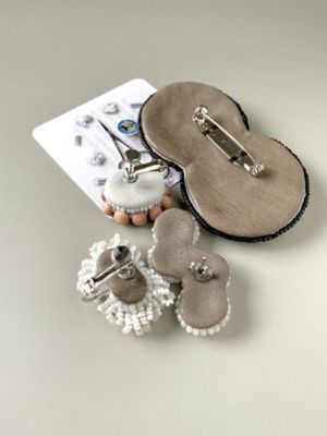 【在庫僅少】taupe/トウプ OLORON ビーズ刺繍ピアス アンティークホワイト ガラスビーズ/鹿革/(ピアス)チタンポスト レディース ピアス・イヤリング