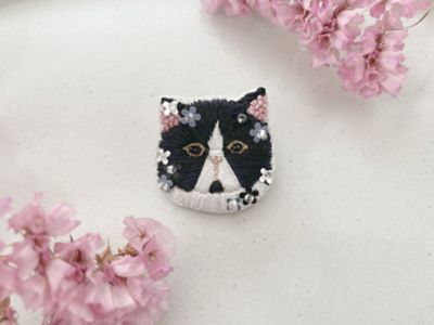小花纏うペチャ顔ネコブローチ 刺繍キット（ハチワレ） | Cotoha