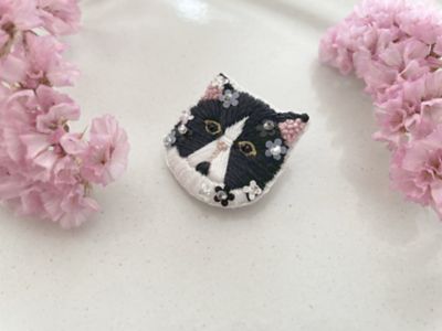 小花纏うペチャ顔ネコブローチ　刺繍キット（ハチワレ）