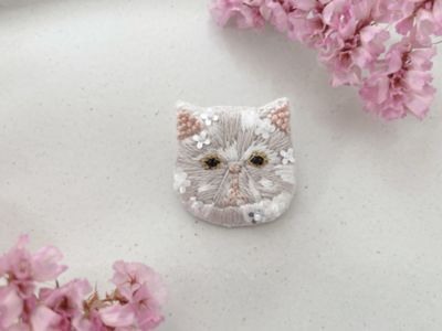 小花纏うペチャ顔ネコブローチ 刺繍キット（ミックス） | 三越伊勢丹