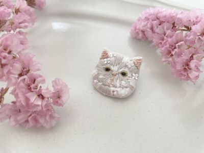小花纏うペチャ顔ネコブローチ　刺繍キット（ミックス）