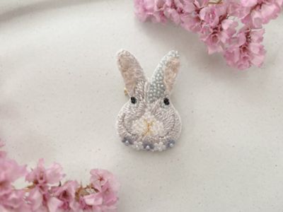 もふもふお耳のうさぎブローチ 刺繍キット（ライトグレー） | 三越 