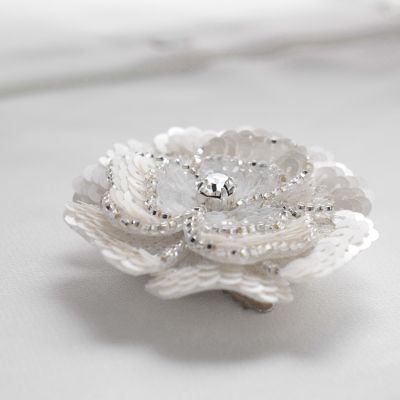 刺繍キット　「八重咲きのミニコサージュ　“Ａｖｅｎｉｒ“」