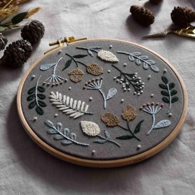 ＜三越伊勢丹/公式＞ 北欧てしごと教室/ホクオウテシゴトキョウシツ 北欧のウール刺繍キット-小さな森のモチーフ- 針編み刺繍キット【三越伊勢丹/公式】