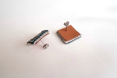 ｔｉｌｅ（Ｌ）刺繍ピアス　ｇｒｅｅｎ