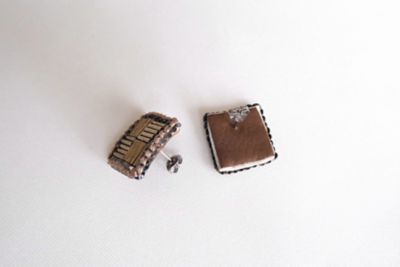 ｔｉｌｅ（Ｌ）刺繍ピアス　ｂｒｏｗｎ