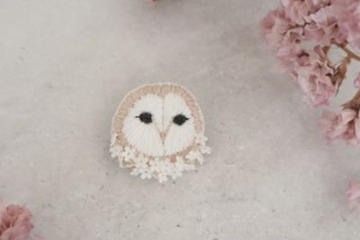 ＜Cotoha＞小花纏うメンフクロウお顔ブローチ　刺繍キット（ｗｈｉｔｅ　ｆｌｏｗｅｒ）